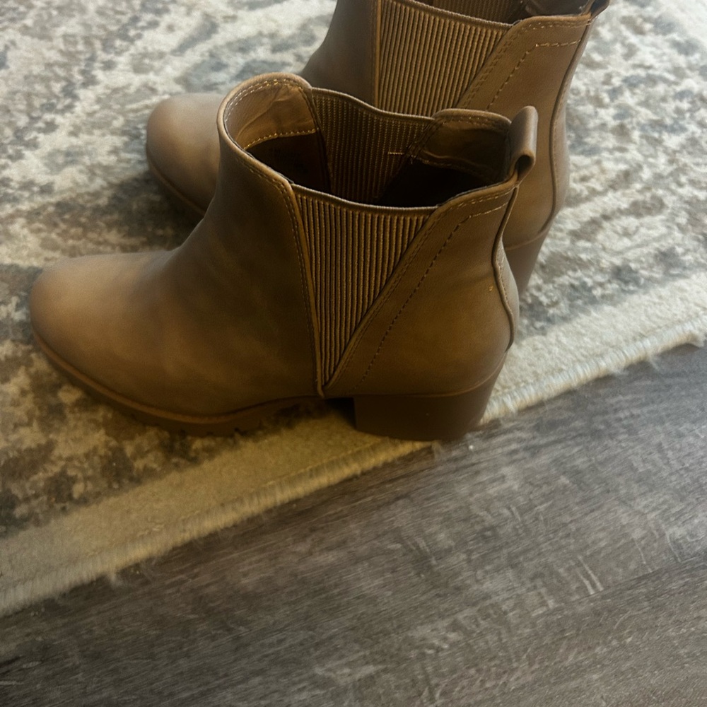 MIA Chelsea boots